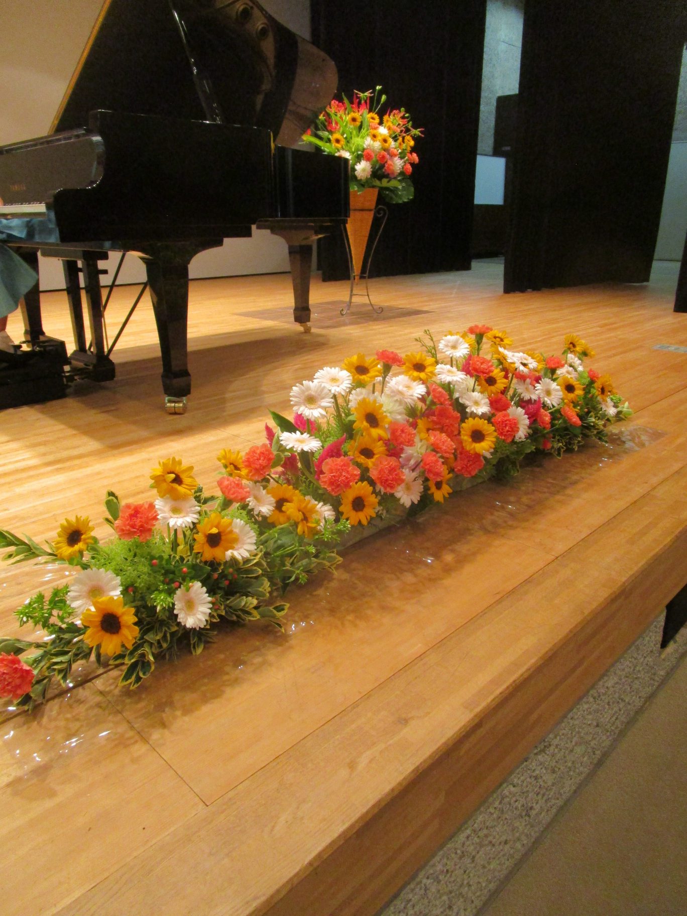 F P ピアノの発表会にスタンド花とアレンジメントをお届け 練馬の花屋 フローリストムラカミ