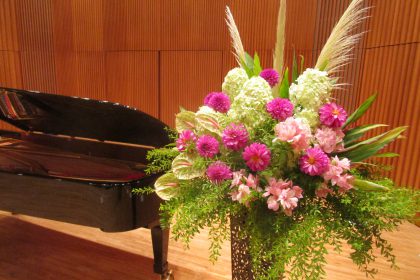 F P 00 ピアノ教室発表会でステージ装花をお届け 練馬の花屋 フローリストムラカミ