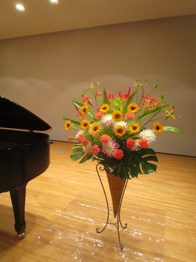 F P 180056 ピアノの発表会にスタンド花とアレンジメントをお届け 練馬の花屋 フローリストムラカミ